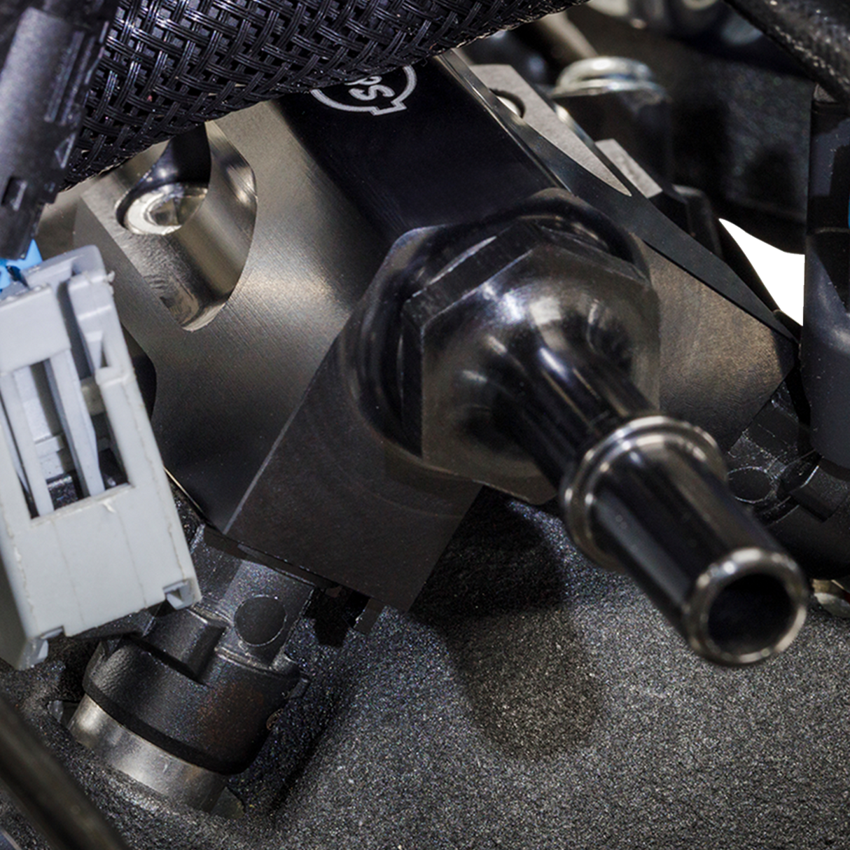 Replacement Fuel Rail Kit - Black - M8 Touring 2017 - 2024