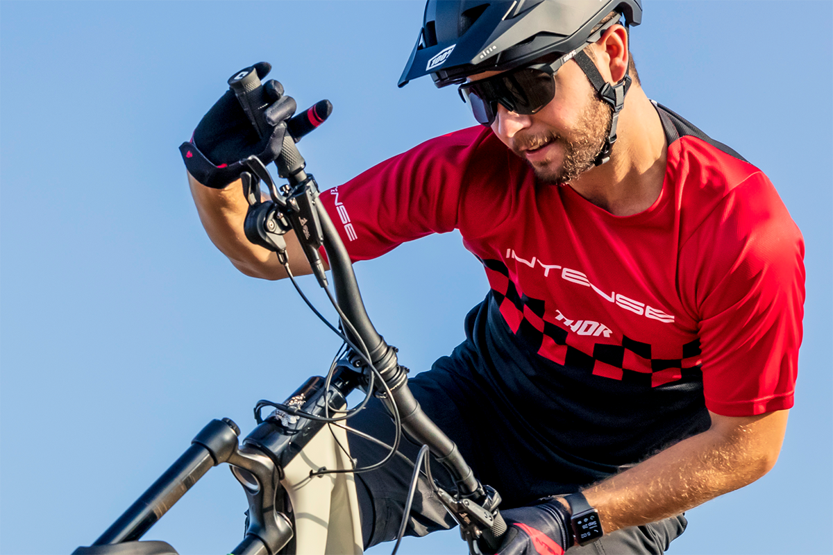 Intense Assist Chex Short-Sleeve Jersey - Red/Black - Small